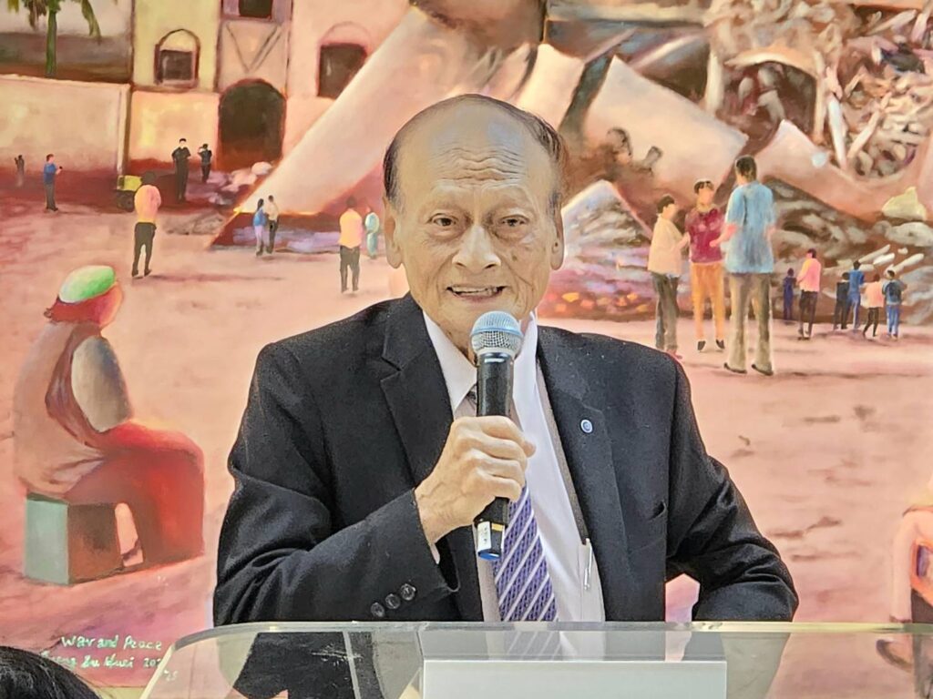 ▲中部水彩畫會理事長林俊寅致詞時表示,曾淑慧老師努力熱誠,指導用心,將詩韻西畫學會帶至新的發展局面,特來此向曾淑慧老師表達道賀與祝福之意。(記者 詹佳綺/攝)