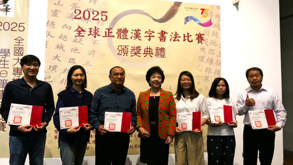 ▲淡江大學董事長張家宜（中）頒發獎金獎狀給競賽組別得獎人，並與他們合影留念。（圖/淡江大學 提供）