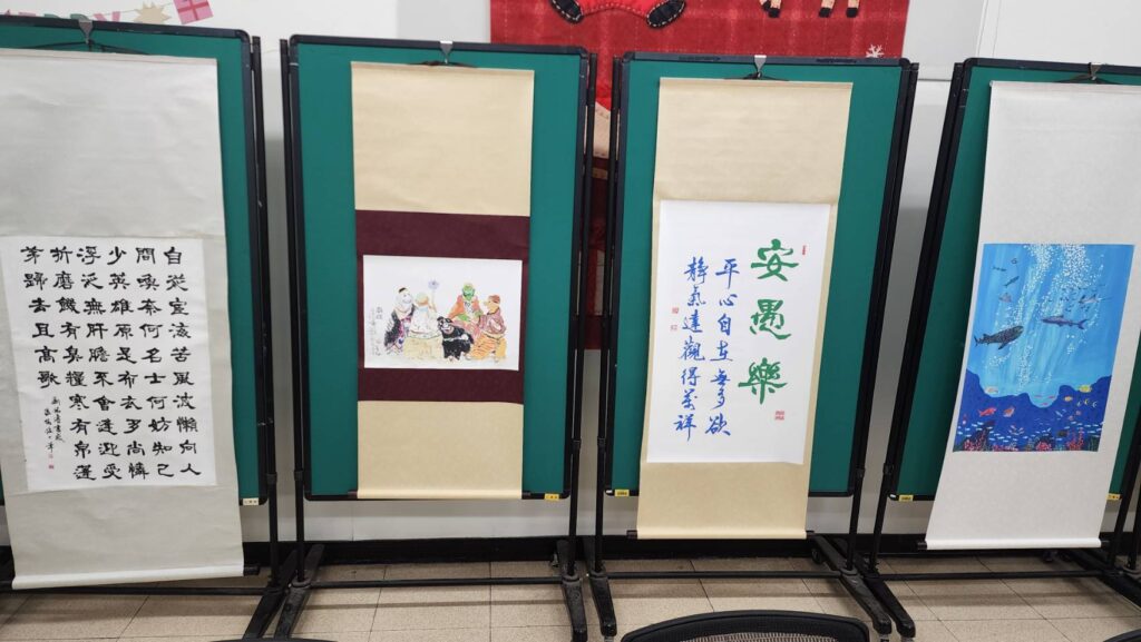 ▲現場展出多幅e筆書畫作品，也透過手機二維碼掃描而呈現動態的影像，生動且活現。（記者 辛澎祥/攝）