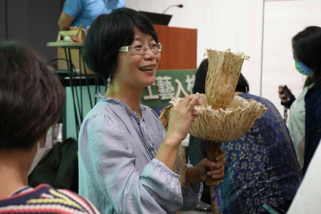 ▲進入校園的學習民眾也對手作工藝產品感到十分高興。(圖/工藝中心 提供)