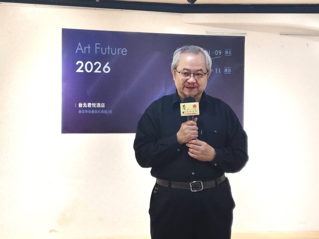 藝術未來博覽會暨大苑藝術創辦人張學孔，說明推動新星藝術家的意義與重要性。（記者 陳安婷/攝）