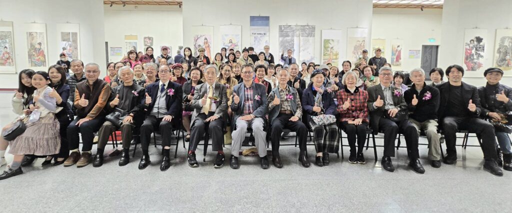 ▲出席「泰然自若-臺灣水墨人物畫家聯展」的重要貴賓、書畫會領導人暨參展藝術家以大合照留念，場面溫馨熱烈。（記者 詹佳綺/攝）