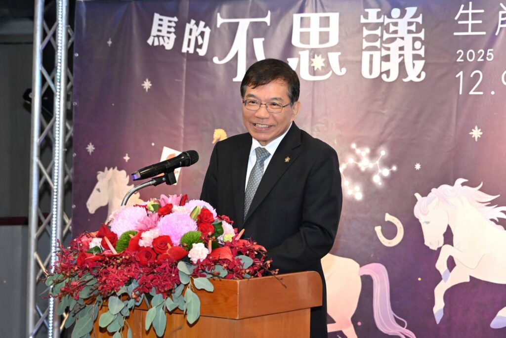 ▲中華郵政公司董事長王國材在發行馬年新郵票活動上致詞，表達對活動豐富性與展覽多樣化的肯定。（記者 辛澎祥/攝）