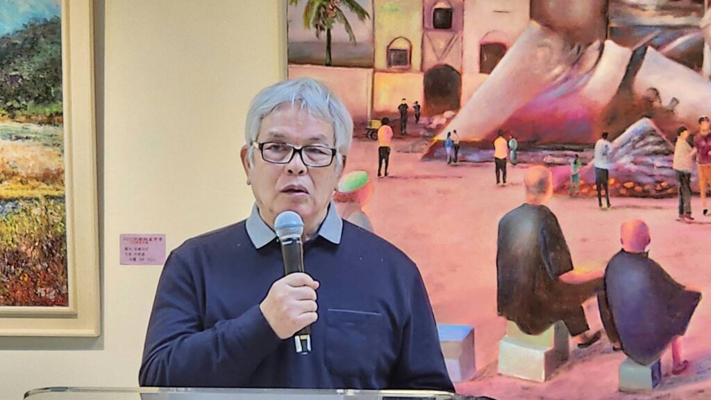 ▲楊啟東大師的開門弟子靈島畫會胡惇岡會長強調,楊啟東大師和曾淑慧老師皆具深摯的文學底韻,兩人都有詩人畫家的雅號,這是相當難能可貴的事。(記者 詹佳綺/攝)