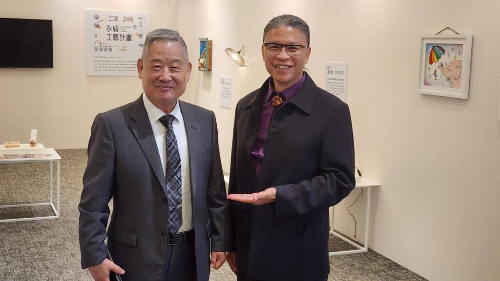 ▲工藝中心主任陳殿禮（右）與新光三越文教基金會執行長馬振華，會場相見歡，展現特有的互動默契。（記者 辛澎祥/攝）