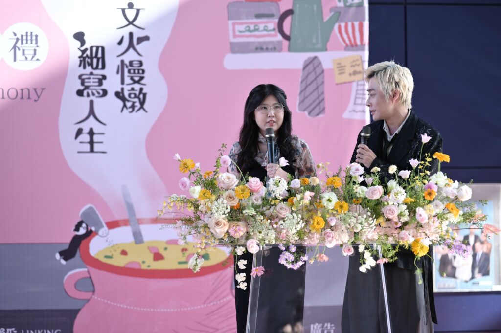 臺中文學獎首次由作家擔任頒獎典禮主持人，反應頗佳。（圖/文化局提供）