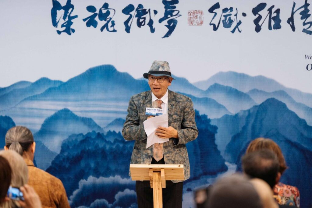 ▲工藝大師陳景林說明他這次展出作品的工藝創作脈絡，也代表了臺灣工藝精神與永續價值。（圖/文化部 提供）