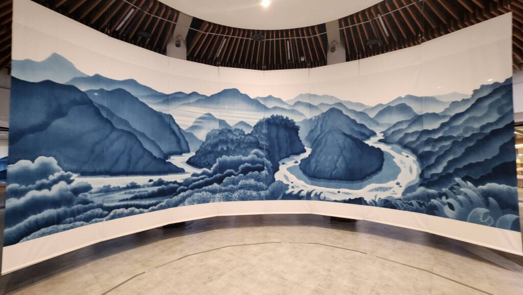 ▲陳景林的展出的工藝作品位於展場正中央，呈現他一生所專業投入與發揮的染織工藝，令人驚艷。（記者 辛澎祥/攝）