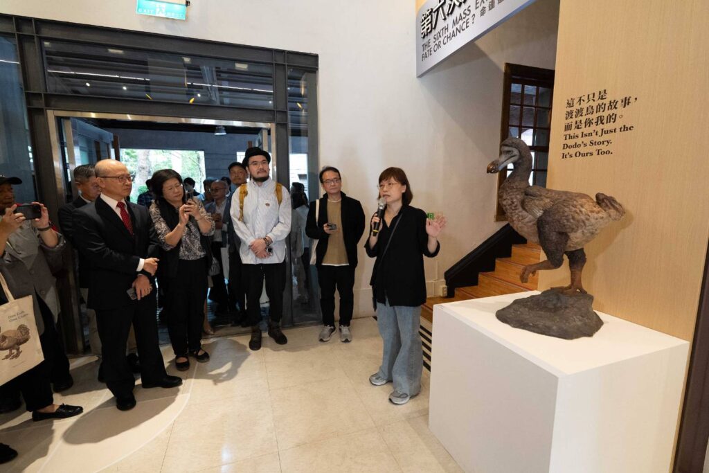 ▲臺博館特展策畫人員為與會貴賓進行展品的導覽。（圖/臺博館 提供）