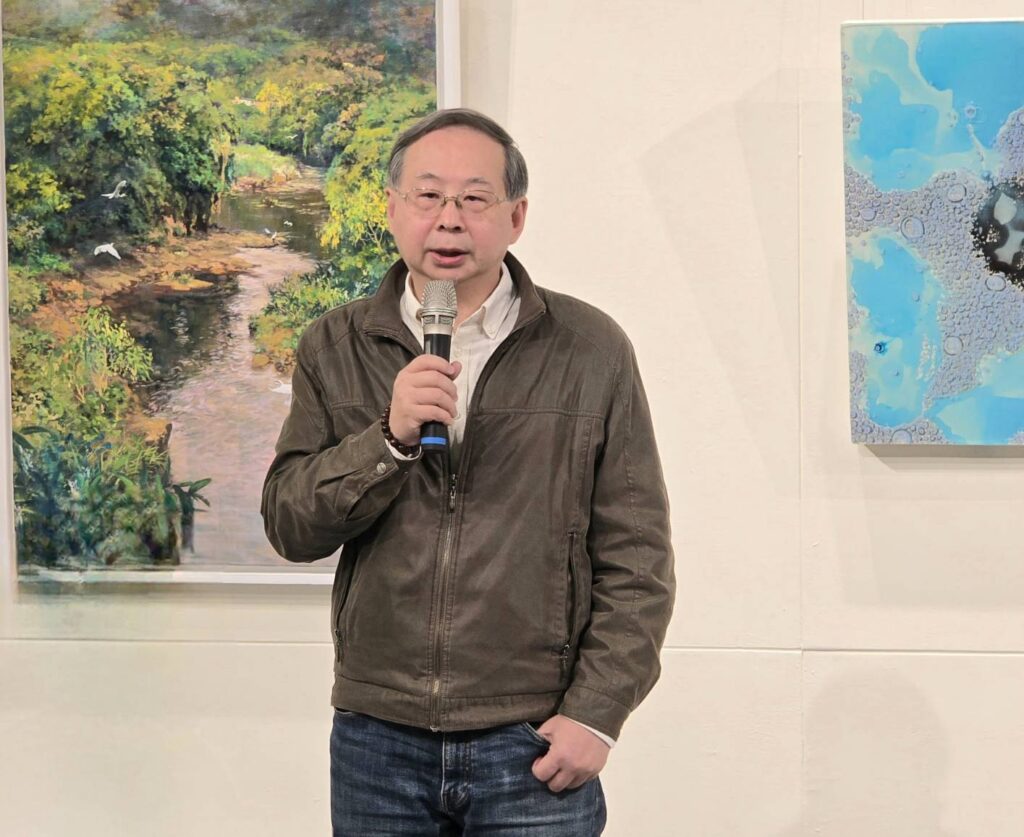 ▲臺藝大美術系兼任助理教授陶文岳致詞時表示，此次聯展主題是永恆之境，就是生命中的理想境界。（記者 詹佳綺/攝）
