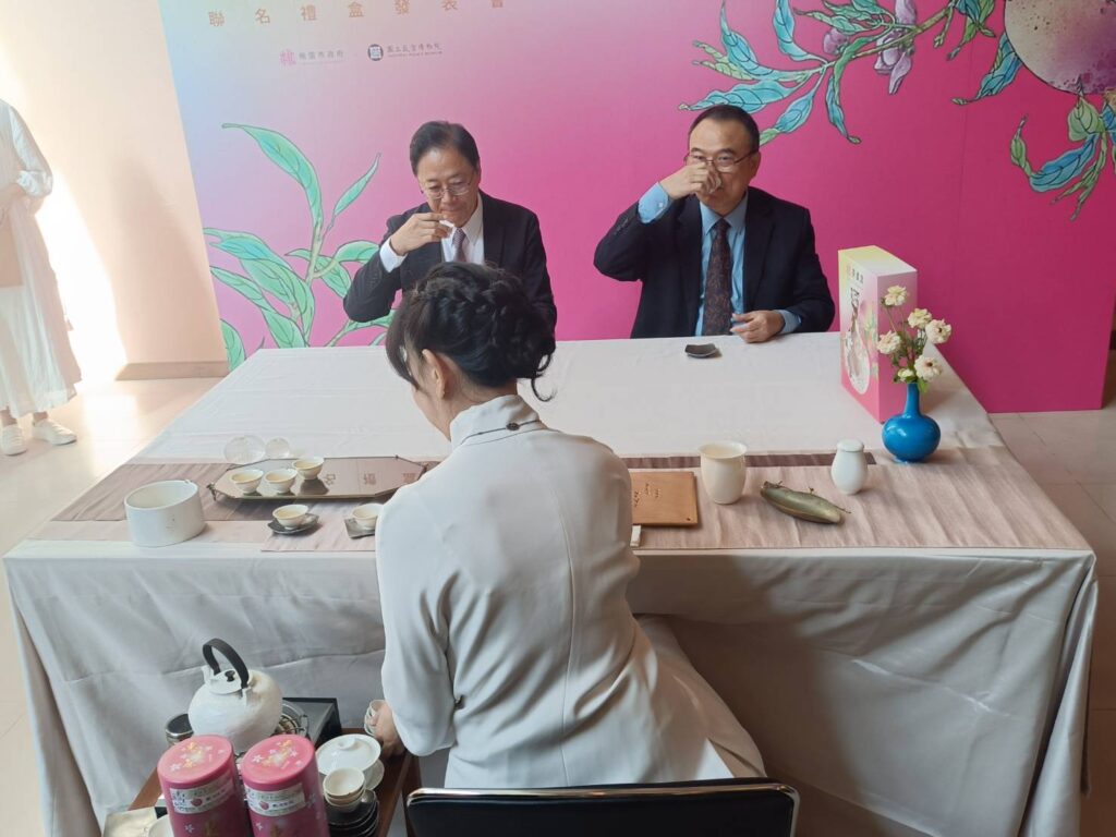 ▲張善政市長與蕭宗煌院長品嘗東方美人茶的韻味與茶香。（記者 辛澎祥/攝）
