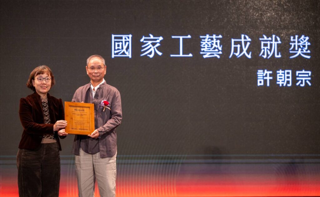 ▲文化部王時思次長(左)代表文化部頒發國家工藝成就獎得獎證書給得獎人,由許朝宗接收後合影留念。(記者 辛澎祥/攝)