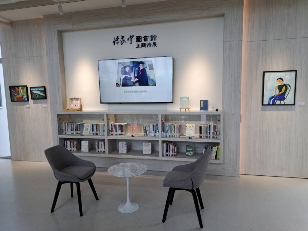 許良宇圖書館特展，收藏許良宇的篆刻作品集、畫作與喜愛的書籍。（圖/文化局提供）