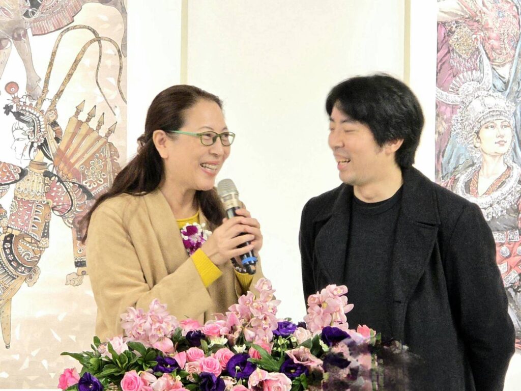 ▲雲台藝術研究中心執行長李安榮（左）認為黃中泰老師的水墨人物畫賦予中國傳統水墨畫的精神，並與黃中泰親切互動，場面溫馨。（記者 詹佳綺/攝）