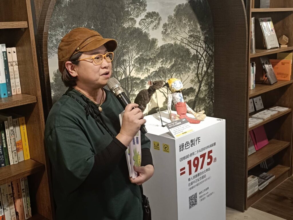 ▲數據說故事在書店走道呈現，聚焦了不同的視覺觀感。（記者 辛澎祥/攝）