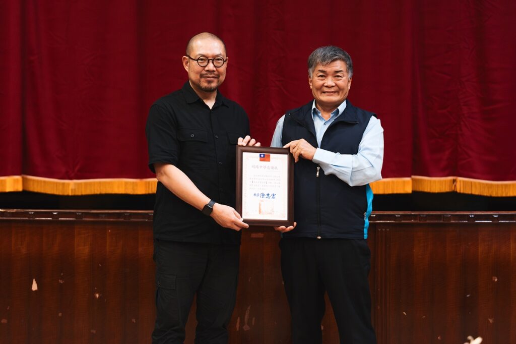 衛武營藝術總監簡文彬(左)與明陽中學涂志宏校長合照。衛武營國家藝術文化中心提供。