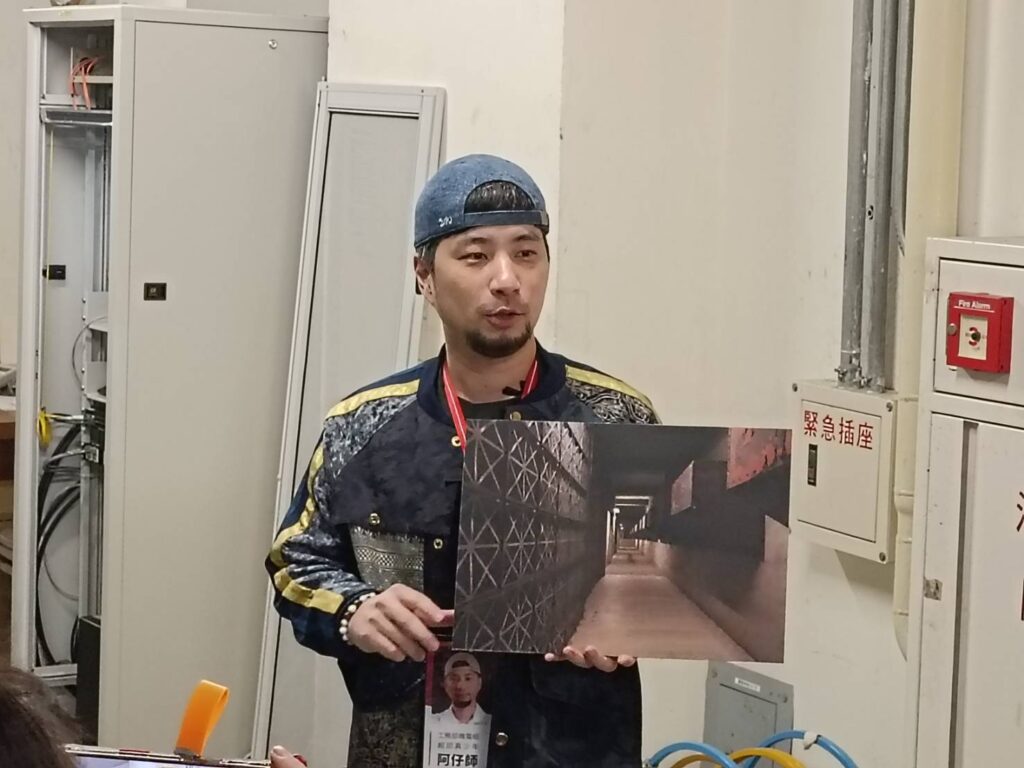 ▲兩廳院的機電介紹，由You Tuber 「超認真少年」化身一日機電組員」來負責提供說明。（記者 辛澎祥/攝）