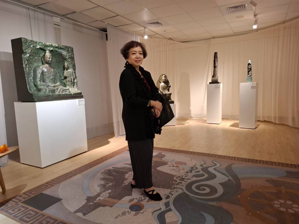 ▲楊英風美術館館長王維妮，在楊英風雕塑展開幕式中，為藝文界朋友介紹了特別策畫展出的楊英風大師的作品，令人感到相當驚豔。（圖/大安覺風藝文空間 提供）