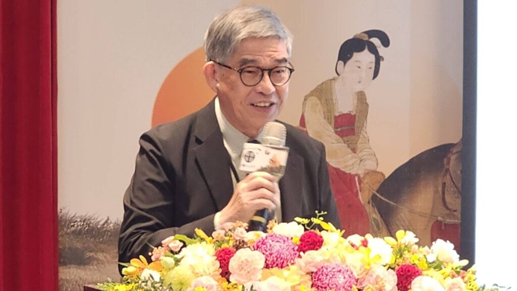 ▲故宮副院長說明故宮目前施工與即將發包的重要工程,對故宮多元文創商品的介紹,也具體呈現產品質量兼俱的藝術價值。(記者 辛澎祥/攝)