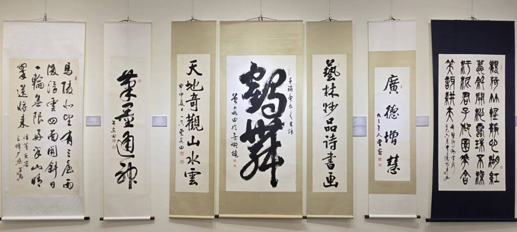 ▲曾安田老師的各書體作品,呈現難得一見的書藝精髓,在傳統書法的粹煉下,作品展現曾安田老師紮實、穩健與具生命力的氣勢與格局。(記者 詹佳綺/攝)