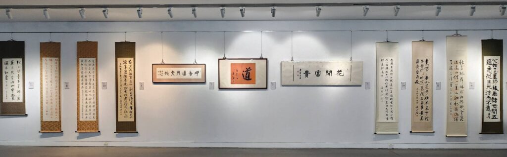 ▲基隆美術館的展場主牆面呈現曹秋圃大師不同時期的墨寶，曹老師的精神傳承讓人敬仰與歌頌不已。（記者 詹佳綺/攝）