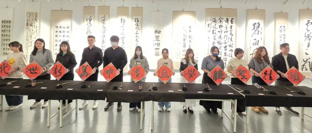 ▲青少年代表的開筆揮毫，呈現出「繼往聖絕學 且看中華新世代」，則由林明傳師生每人參與書寫，備受肯定。（記者 詹佳綺/攝）