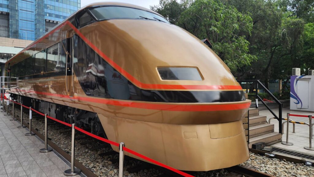▲日光詣SPACIA車頭首度來台亮相，並在臺北車站東側廣場展出，頗為吸睛。（記者 辛澎祥/攝）