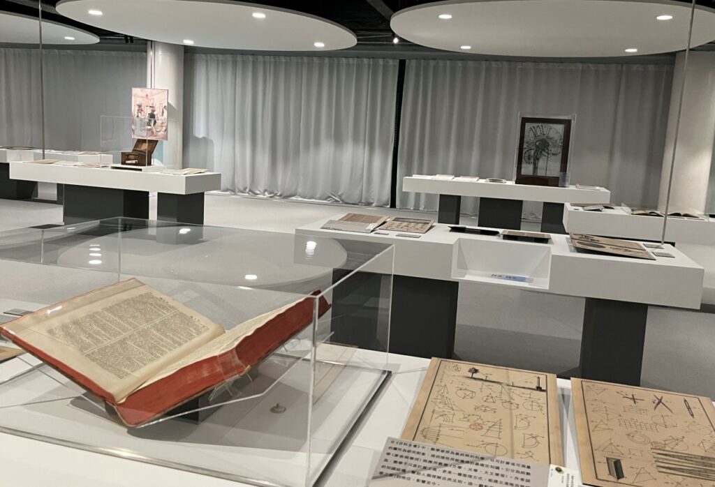 中市圖「世界的索引」，展出澄定堂珍藏《百科全書》。（圖/文化局提供）