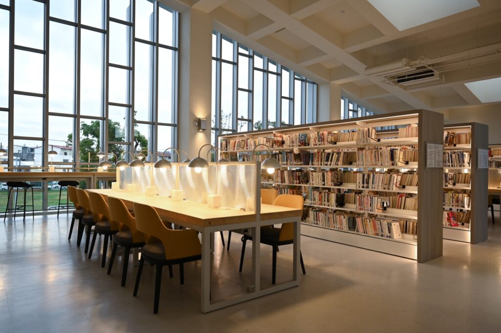 許良宇圖書館開架閱覽區眺望窗外東勢窗景。（圖/文化局提供）