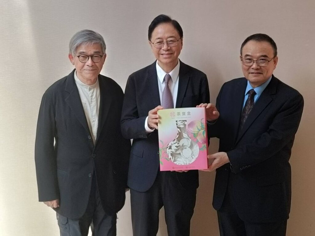 ▲故宮副院長黃永泰（左起）桃園市市長張善政與故宮院長蕭宗煌大力行銷聯名東方美人茶。（記者 辛澎祥/攝）