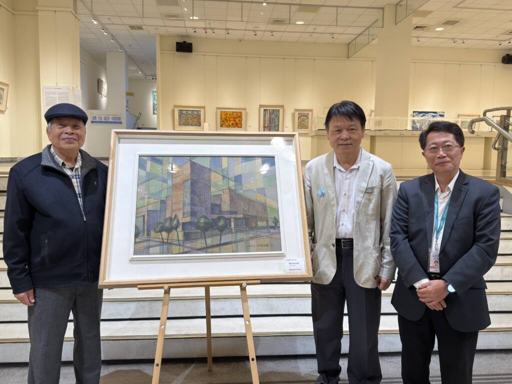 ▲王輝煌老師(左)個展開幕式上,臺中市政府文化局副局長曾能汀(中)與大墩文化中心主任陳文進前來向王輝煌老師道賀。(圖/大墩文化中心 提供)