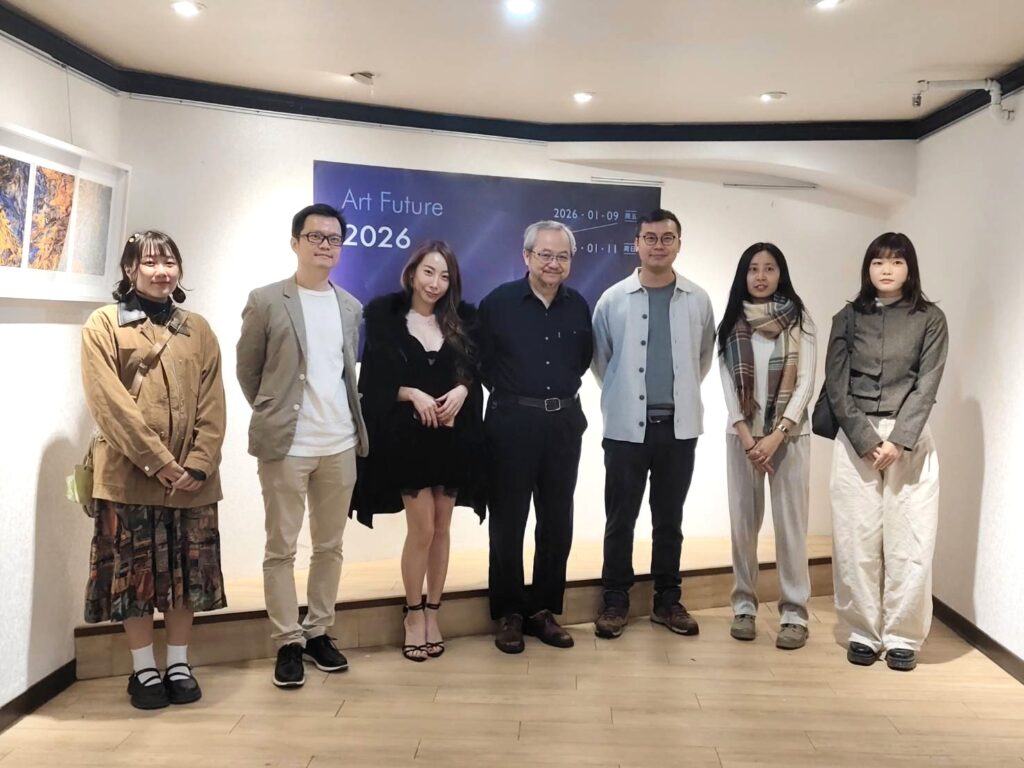 藝術家楊媃伊（左起）、陳冠廷、曾格爾、藝術未來博覽會總監張學孔、藝術家呂迦諾、劉昕宜、盧宛萱合影。（記者 陳安婷/攝）