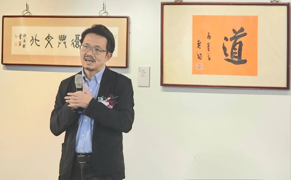 ▲臺藝大書畫藝術系主任蔡介騰教授認為，曹秋圃大師在教學與人品素質上展現儒道釋的精神，讓人相當敬佩與感念。（記者 詹佳綺/攝）