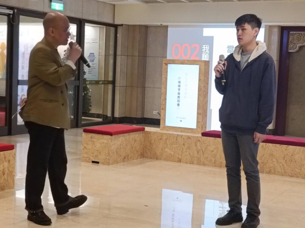▲視障表演者李昌勳（右）說明他在身處不同環境中所關注的議題。（記者 辛澎祥/攝）