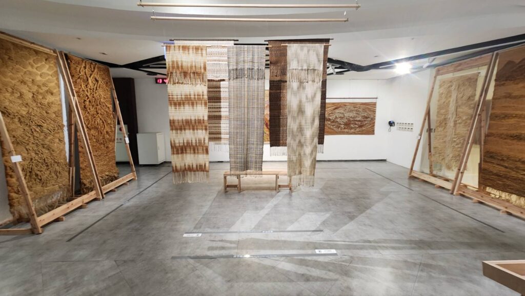 ▲陳景林老師的展出作品，呈現材質細膩的纖維度，在完成的作品中有深廣度工藝設計與軌跡可尋。（記者 辛澎祥/攝）