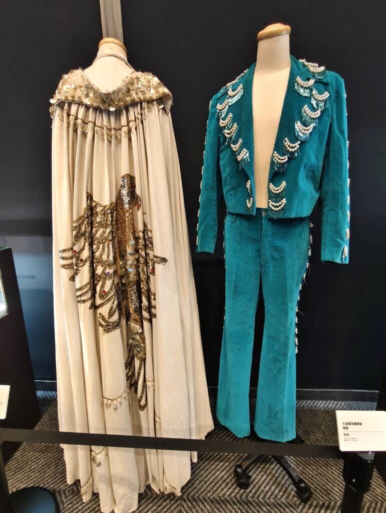 現場展出鑽石歌王林沖的華麗秀服。（記者 陳安婷/攝）