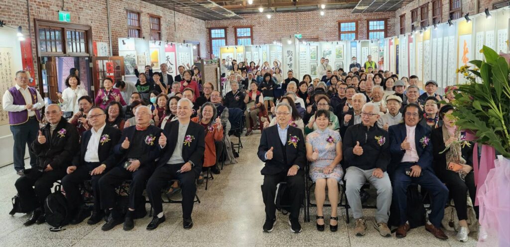 ▲出席新北市淨心書會開幕式的各界貴賓、書畫界人士齊聚一堂，開心大合照，場面熱烈。（記者 詹佳綺/攝）