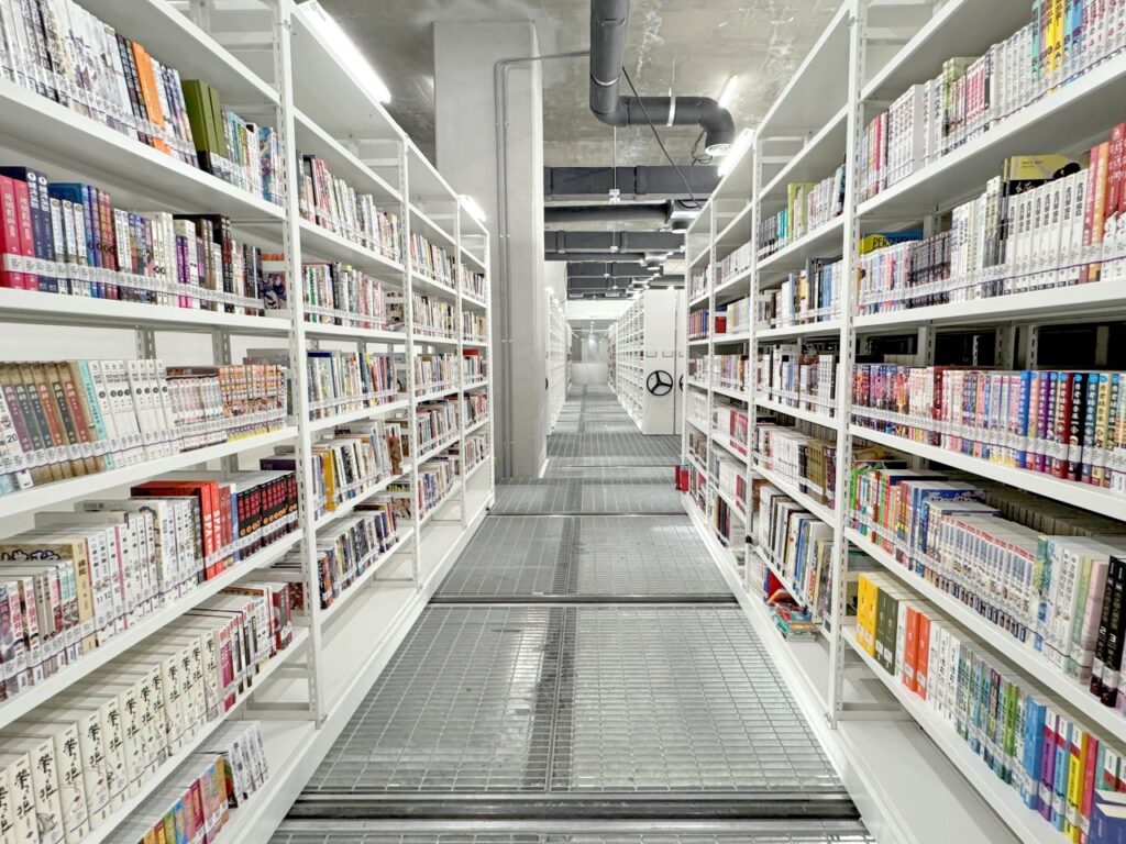 中市圖總館地下一樓密集書庫，作為各閱覽區的圖書典藏暨運輸中心。（圖/中市圖提供）