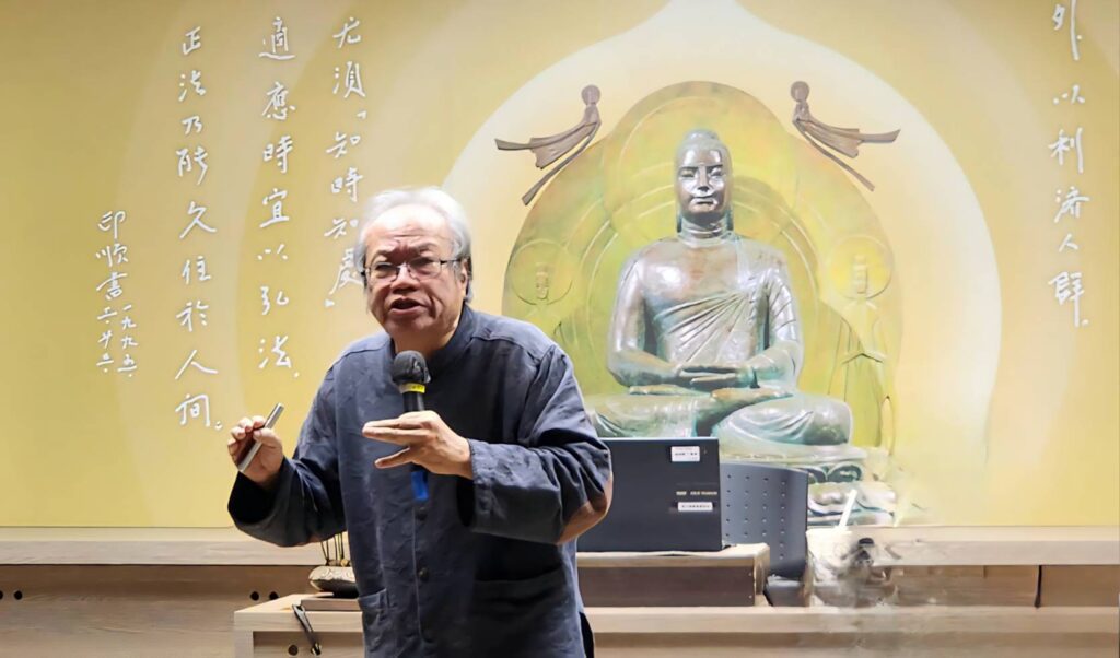 ▲國立成功大學榮譽教授蕭瓊瑞，以「景觀•自在•楊英風」為主題進行演講，內容精彩，台上台下歡欣互動，場面熱烈。（記者 詹佳綺/攝）