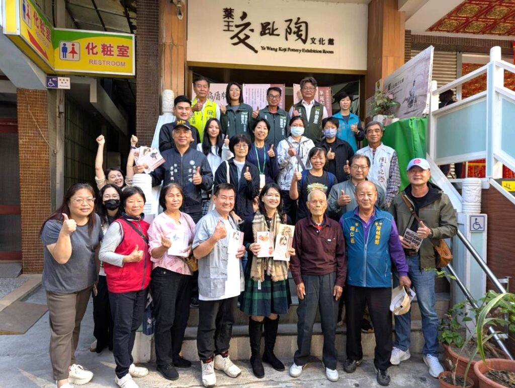 開幕式上，參與來賓、學員與老師大合照。（圖/文化局提供）