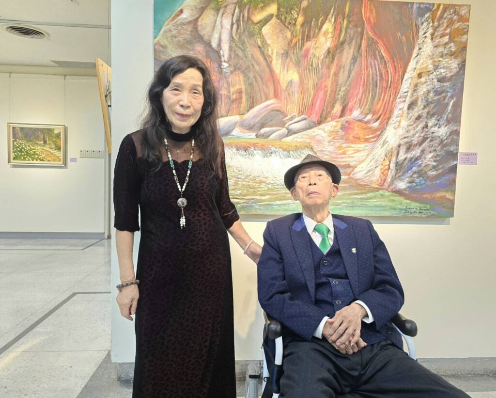 ▲詩韻西畫學會理事長曾淑慧老師(左)與臺灣藝術家法國沙龍學會創會會長趙宗冠博士,展場合影留念。(記者 詹佳綺/攝)