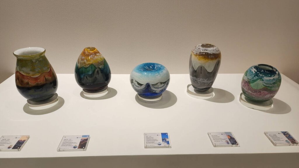 ▲陶瓷工藝品所展現出工藝家細膩創作功夫與技藝的底蘊，讓人眼界大開。（記者 辛澎祥/攝）