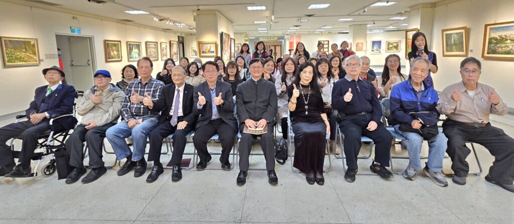 ▲出席詩韻西畫學會20週年大展的全體貴賓與參展會員們,以大合照見證歷史。(記者 詹佳綺/攝)