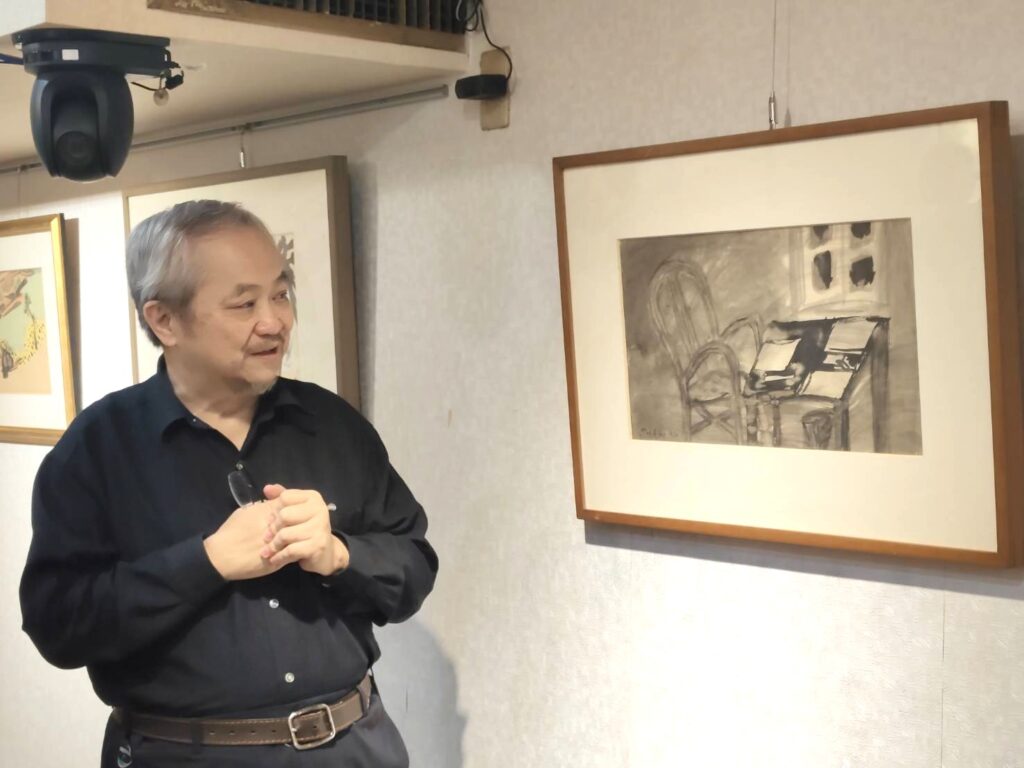 張學孔介紹旅法華人藝術家熊秉明作品。（記者 陳安婷/攝）