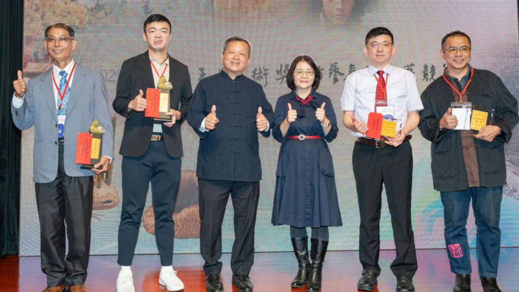 ▲得獎人與頒獎人合影留念。（圖/南投縣文化局 提供）