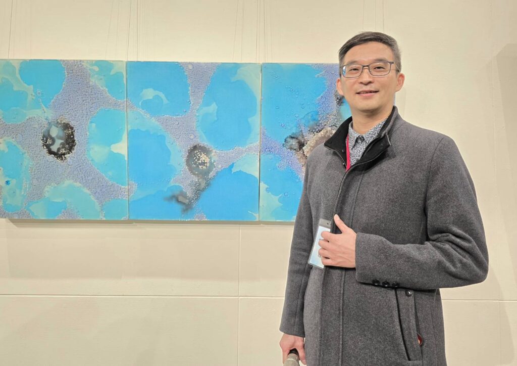 ▲中華民國跨世紀油畫研究會理事長徐欣健表示，藝術是跨越時間與語言的交流方式，他歡迎大家一起走入永恆之門，親近藝術的精髓。（記者 詹佳綺/攝）