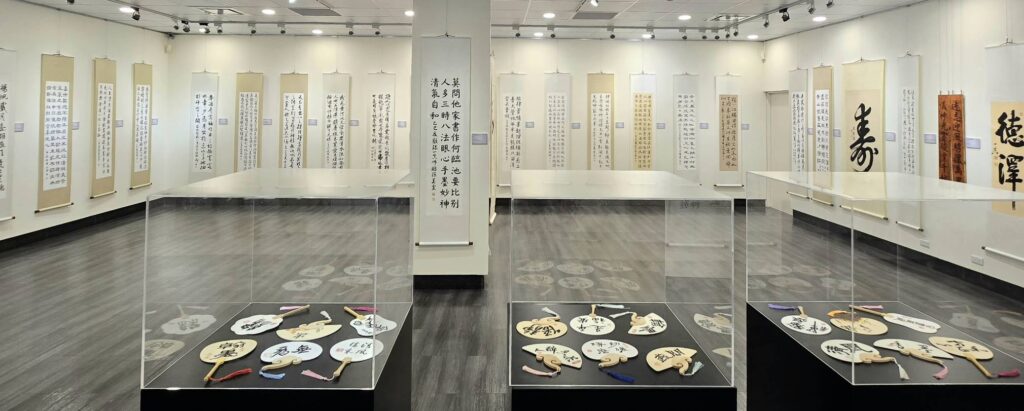 ▲雲龍書道會的會員們所展出的作品,在新莊藝文中心的空間擺設有著濃郁的書香氣息,令觀者眼界大開。(記者 詹佳綺/攝)
