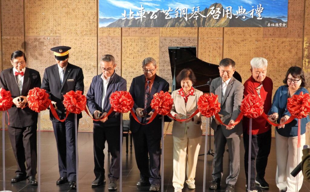 ▲北車公共鋼琴啟用典禮，鐡路人與音樂人共聚一堂，備受矚目。（圖/臺鐡公司 提供）