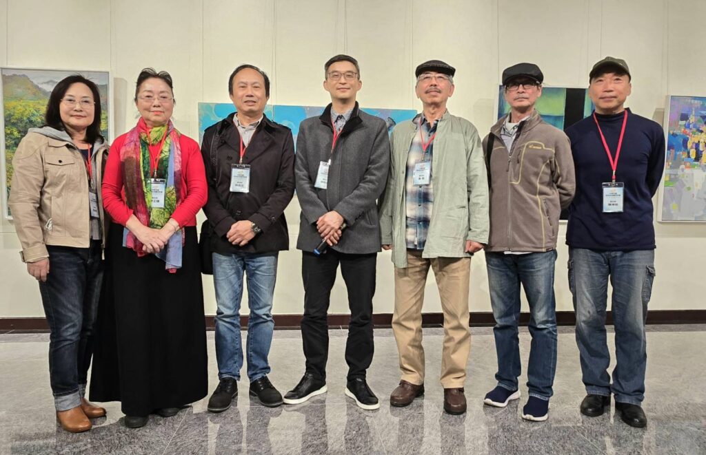 ▲現任跨世紀油畫研究會理事長徐欣健（中）與研究會歷屆理事長難得聚在一起並開心合影留念。（記者 詹佳綺/攝）