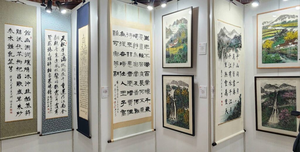 ▲上下：淨心書會在10年大展中所展出的書畫作品，質量兼俱，水準極高，頗受觀者推崇與讚賞。（記者 詹佳綺/攝）